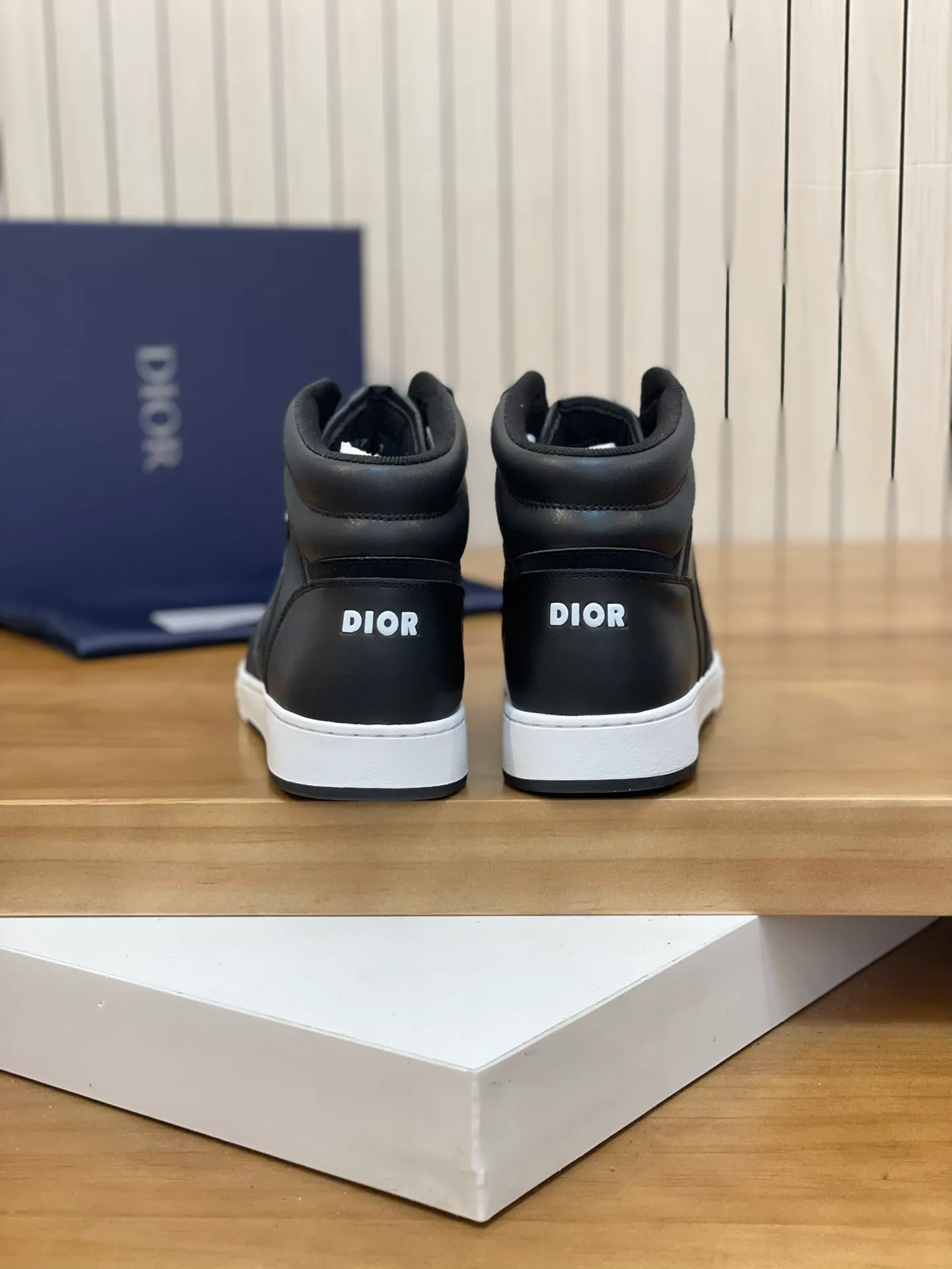 Men's shoes: 💰P460¥ Product trademark: Dior* "Dior*" high-top casual shoes Regular size: 38-44 (can be customized to 45.46) Product materials: Upper imported cowhide stitched with original fabric, breathable lining, original outsole. Number: 1006